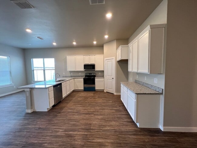 Building Photo - 4 Bedroom Betenbough Home Available Now!