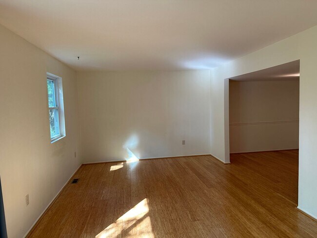 Foto del edificio - Whispering Woods Townhome Reduced!!