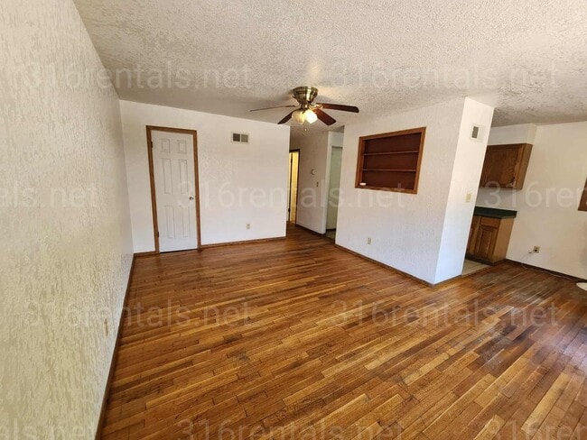 Foto del edificio - $695 - 2 bed 1 bath apartment *FIRST FULL ...