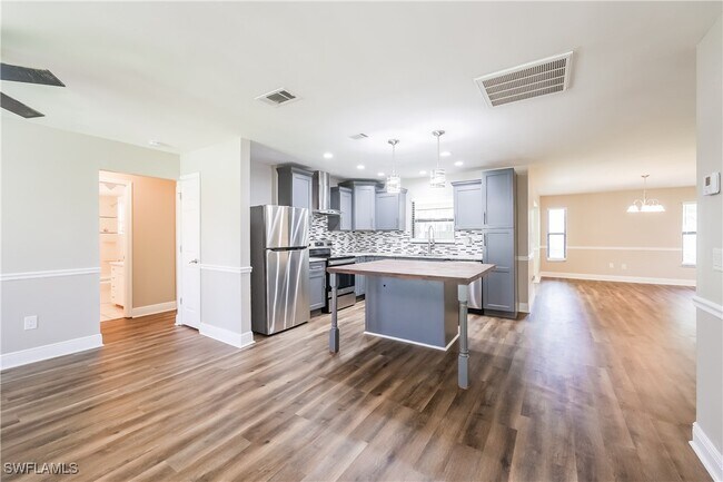 Building Photo - 720 SW 8th Terrace