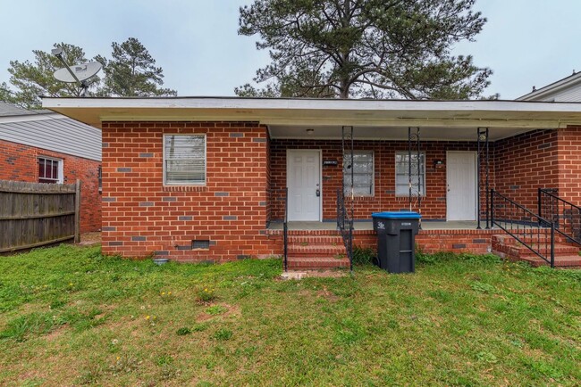 Building Photo - SECTION 8 ACCEPTED! $925- Cozy 2-Bedroom H...