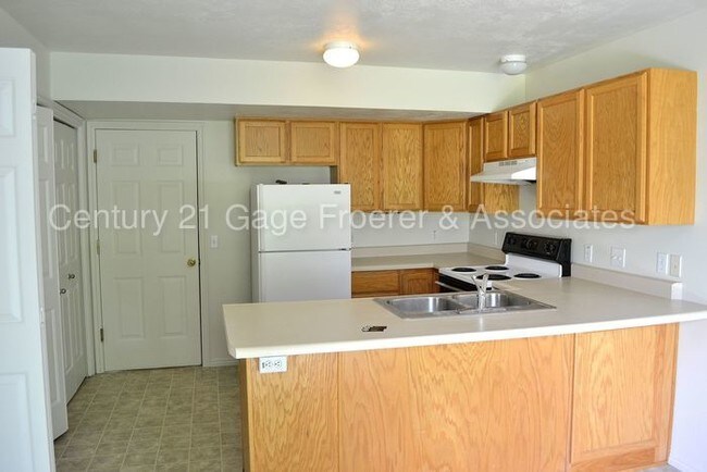 Building Photo - 590 S Century Dr