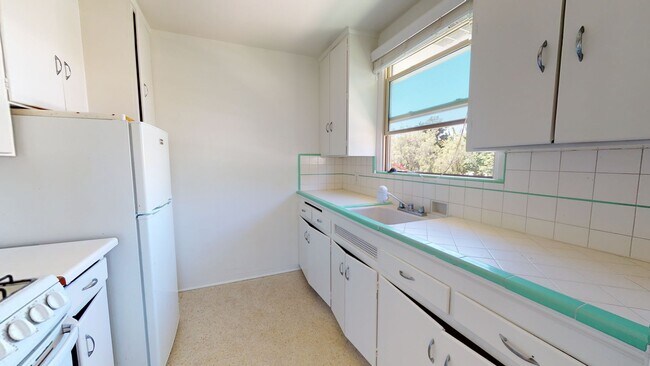 Foto del edificio - Upstairs 1 Bed 1 Bath Available for Long Term Rent at the Anchorage Apartments! Near Coronado Vil...