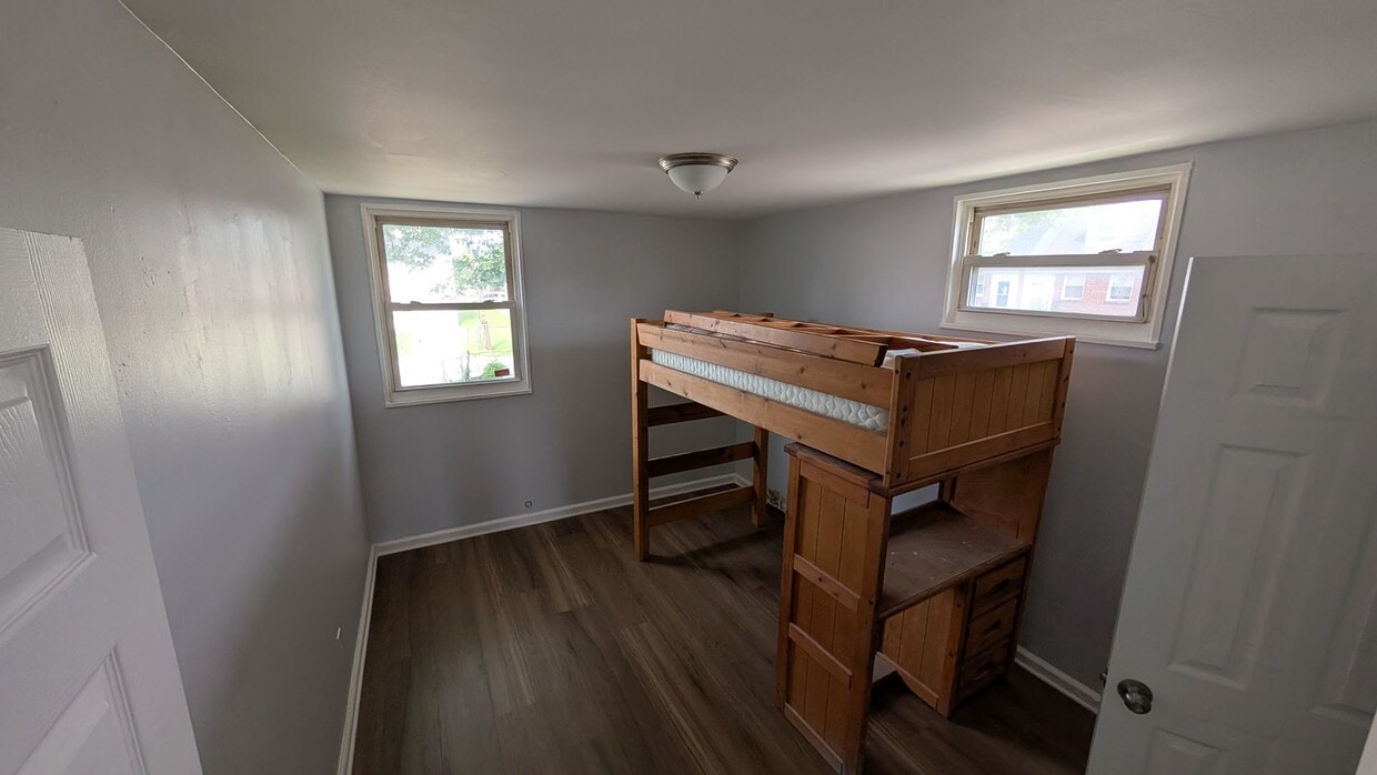 3 Bedroom end unit with off-street parking - 3 Bedroom end unit with off-street parking