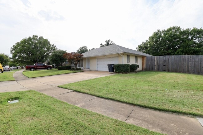 Building Photo - 2 Bed | 3 Bath with In-Ground Pool in Cent...