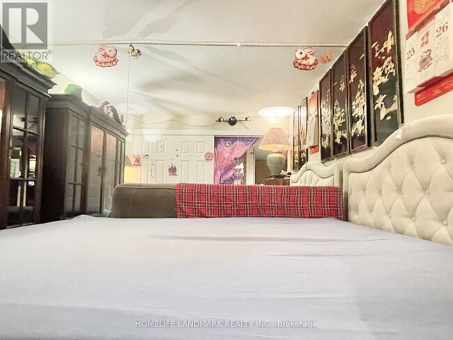 Building Photo - 225 Davenport Rd