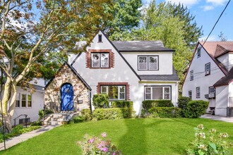 Building Photo - 506 Siwanoy Pl
