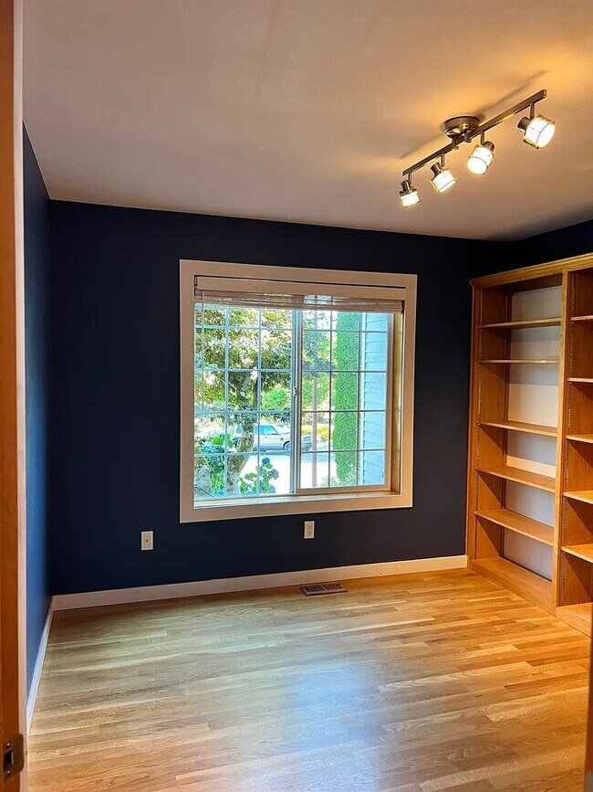 Building Photo - STUNNING CUSTOM HOME! IN STEILACOOM- MINUT...