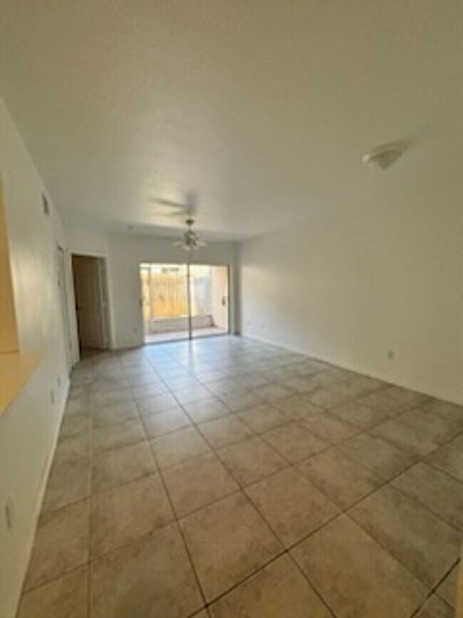 Foto del edificio - MEADOW WOODS CONDO