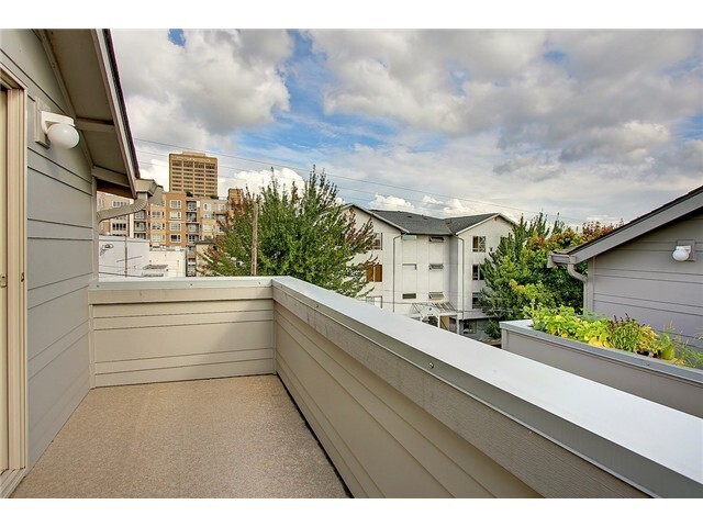 Foto principal - 3 bed/2.5 bath U-District Townhome