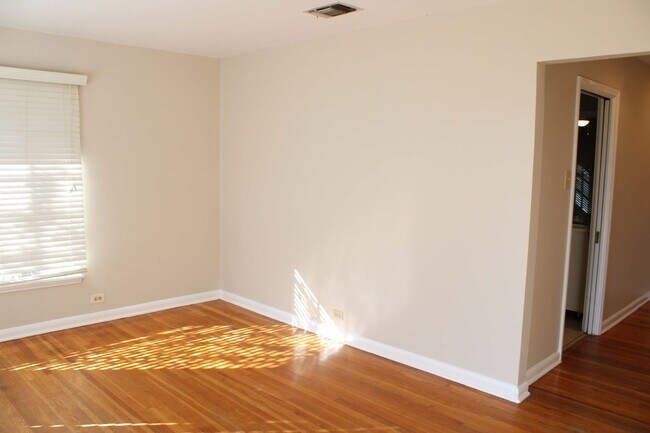Building Photo - 3 BEDROOM WILSHIRE