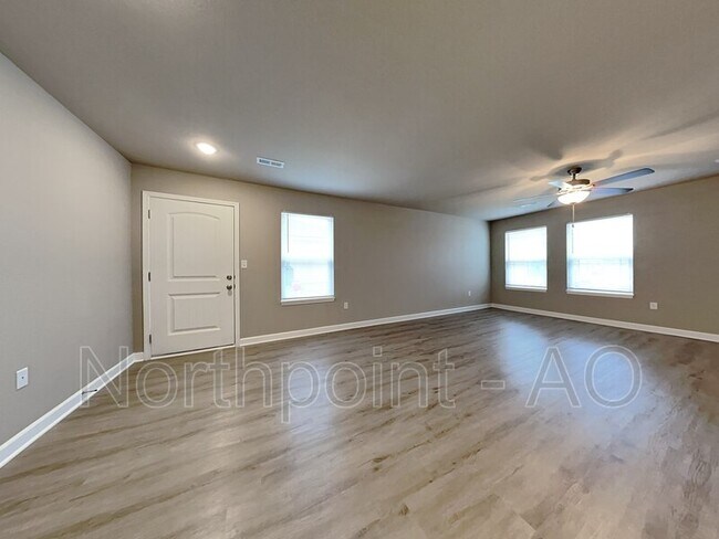 Building Photo - 107 SW Sunflower St