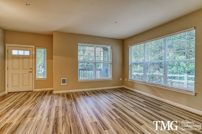 Foto del edificio - Beautiful 1br Condo in Sherwood. End unit ...
