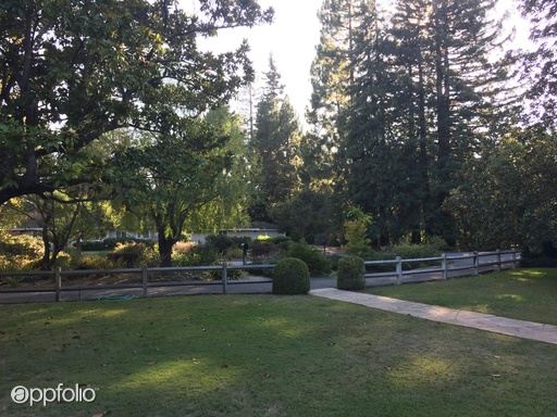 Building Photo - 123 Hawthorne Dr