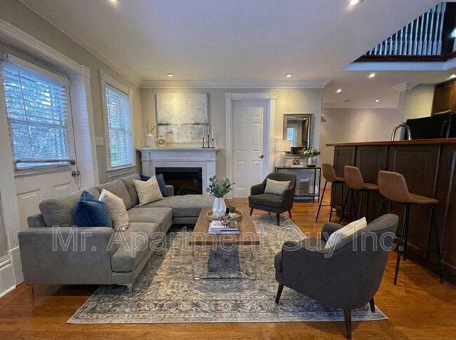 Building Photo - 138 Ray St S