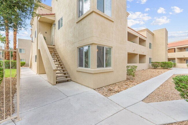 Foto del edificio - Spacious Ground-Level 2-Bedroom Condo Near...