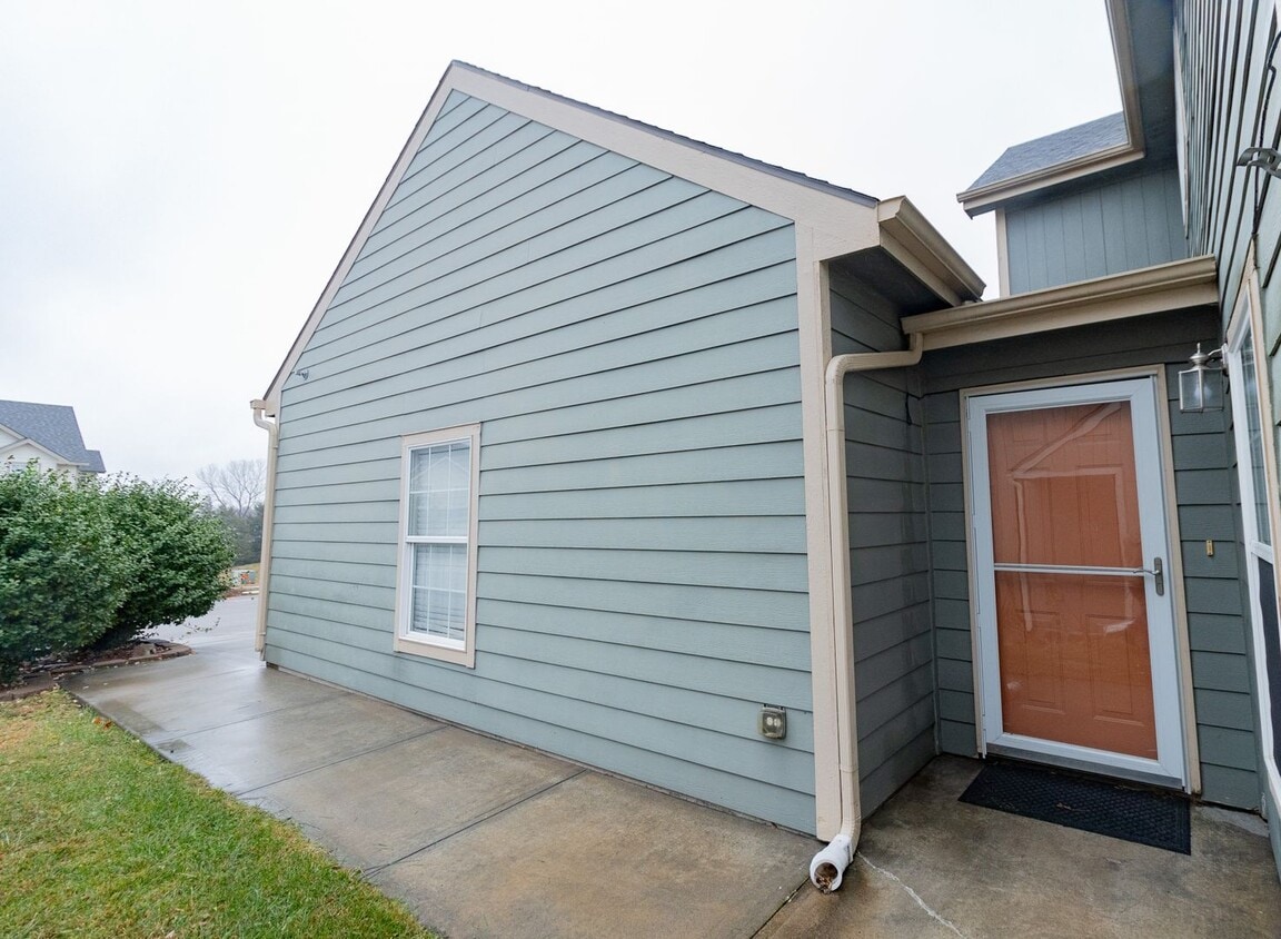 Primary Photo - Spacious Town House for Rent