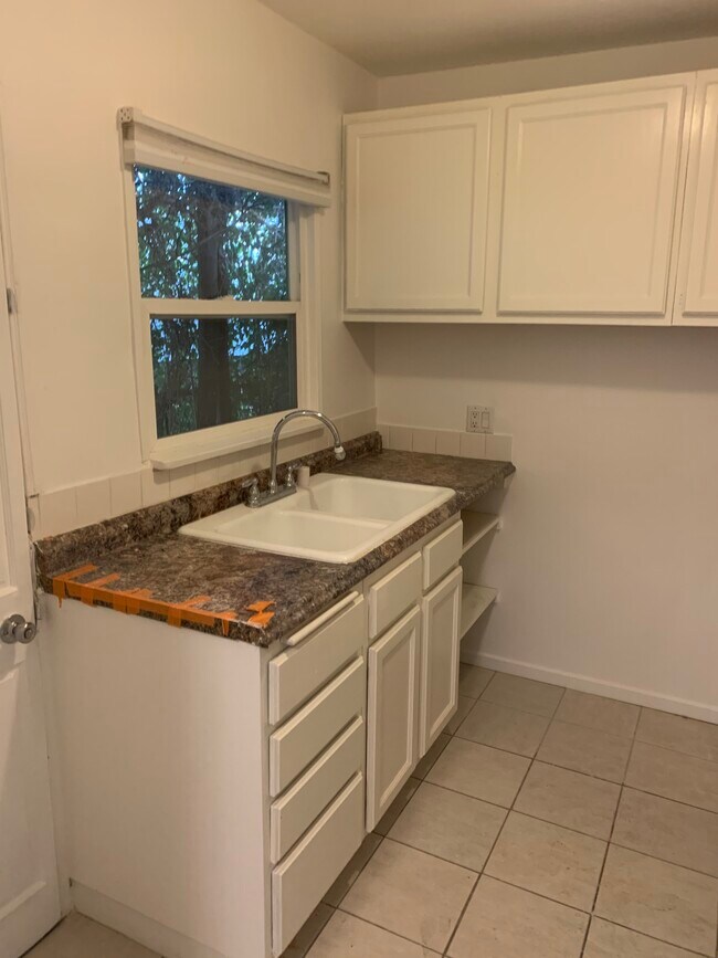 Kitchen area - 817 Euclid St