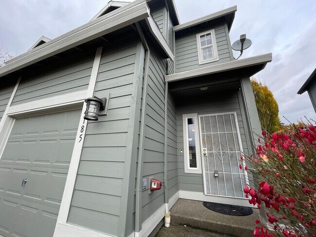 Building Photo - Charming 3 Bd, 2.5 Ba Pet-Friendly Home in Hillsboro ~ Washer & Dryer Included, Single-Car Garage...