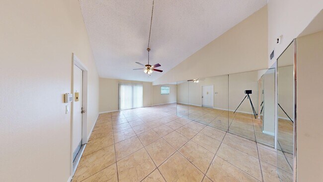 Foto del edificio - 1br /1bath Condo With Den Available Now In Boca Raton!  **Water & Cable Included**