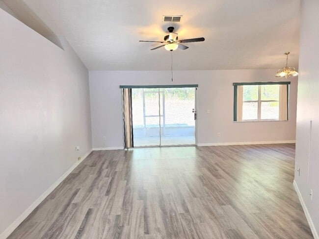 Building Photo - 3 bedroom, 2 bath, 2 car garage on a large lot!