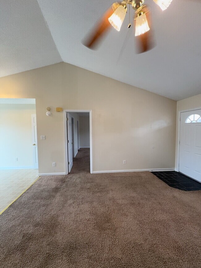 Foto del edificio - Stunning 3 Bedroom Home in Hubert-708 Covington Ct.