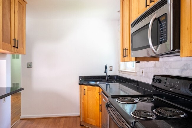 Building Photo - Charming Split-Level Home with Bright Inte...
