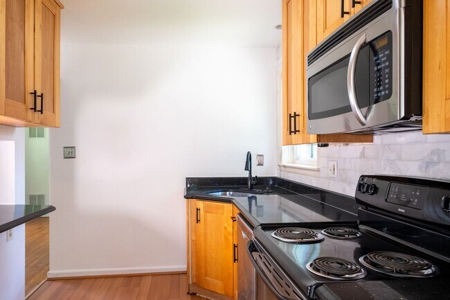 Foto del edificio - Charming Split-Level Home with Bright Inte...