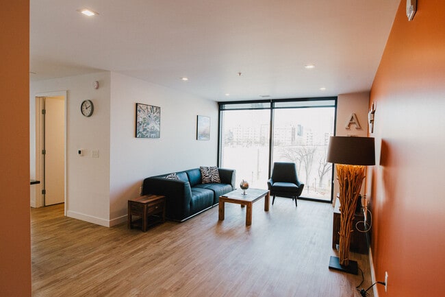 Building Photo - 221 Stradbrook Ave