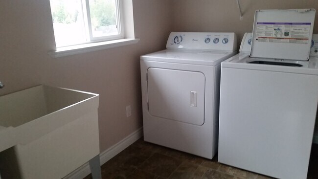 Foto del edificio - 4235 Stonecrest Ct