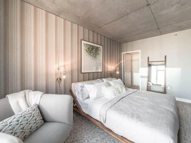 Foto del edificio - 330 W Grand Ave