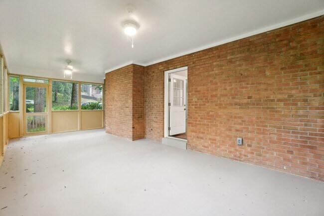 Foto del edificio - Large home on corner lot in Chesterbrook W...