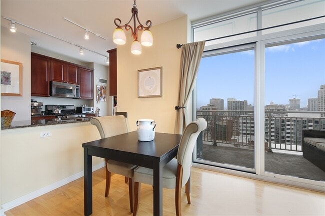 Foto del edificio - 330 W Grand Ave