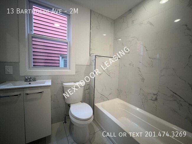 Foto del edificio - 13 Bartholdi Ave