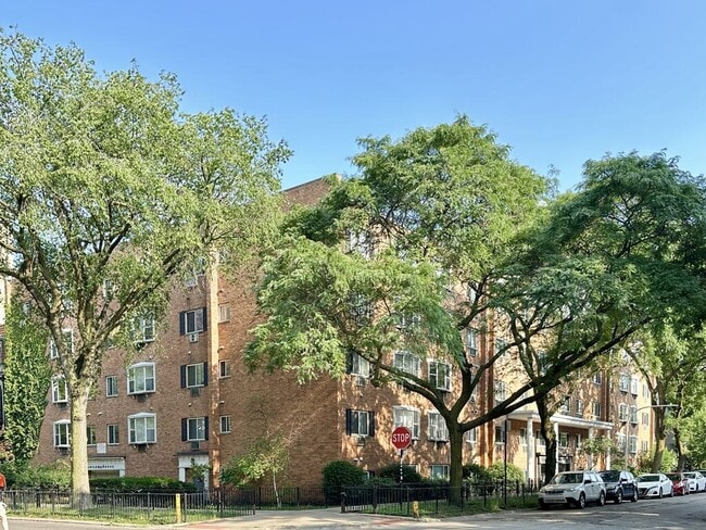 Building Photo - 3825 N Pine Grove Ave