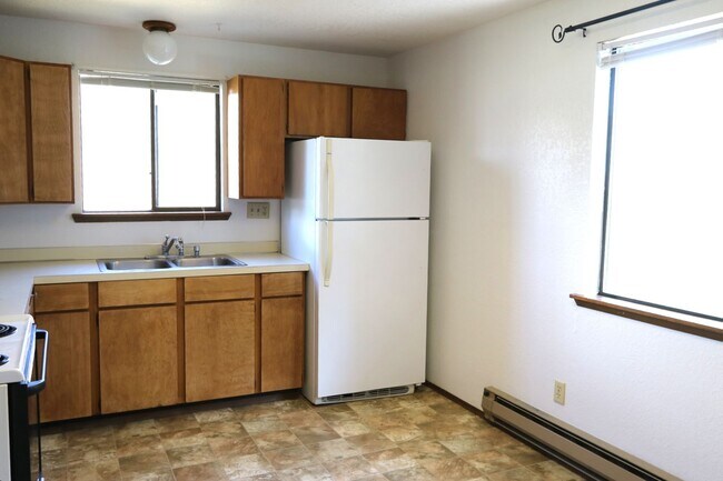 Building Photo - Charming 3 Bedroom Home