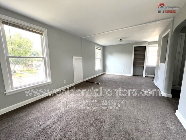 Building Photo - 820 S 114th St