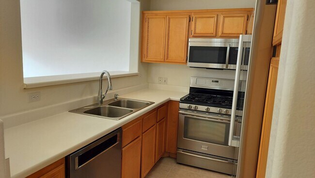 Foto del edificio - Townhome with Loft + Two Bedrooms/Baths - Designed for Comfort in Gated Community