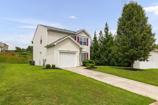 Foto del edificio - Spacious 3-Bedroom Home with Garage in Desirable Greensboro Neighborhood!