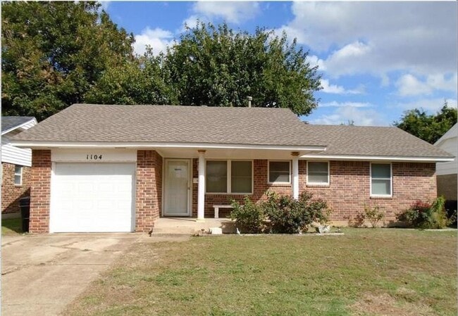 Building Photo - 1104 N Gale Ave