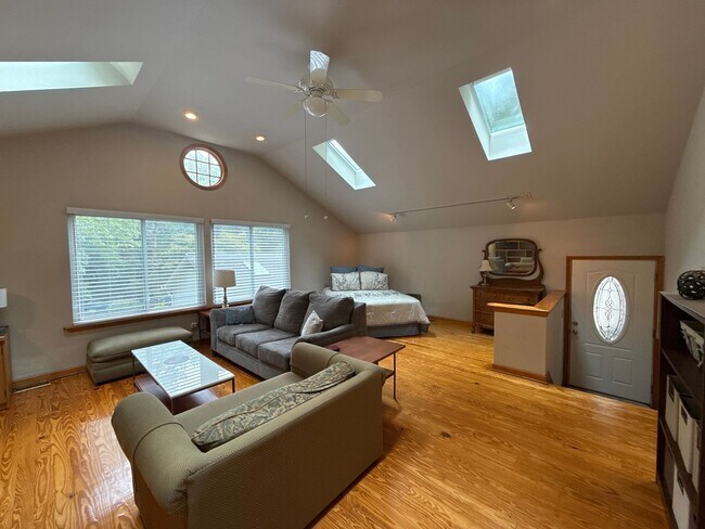 Foto del edificio - 1330 Cedar Ln