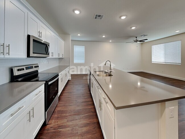 Building Photo - 563 Lotus Land Avenue