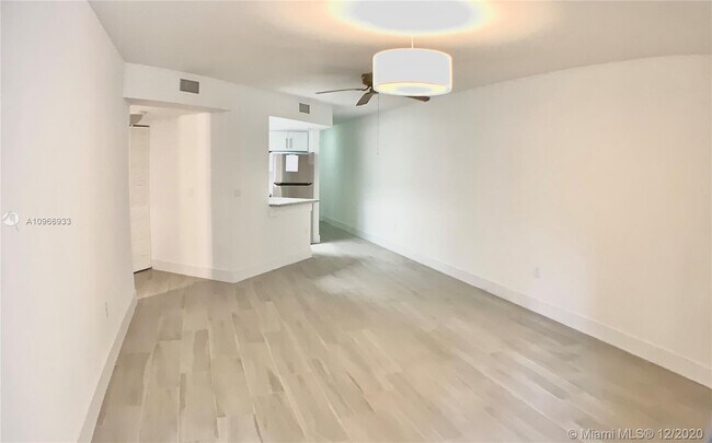 Foto del edificio - 8353 Lake Dr