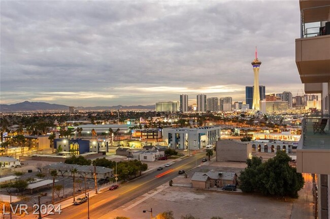 Foto del edificio - NEWPORT LOFTS--MAGNIFICENT PANORAMIC VIEWS...