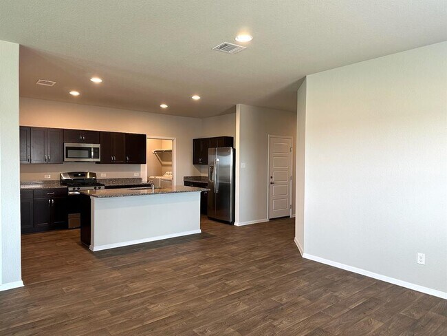 Foto del edificio - 611 Running Creek Dr