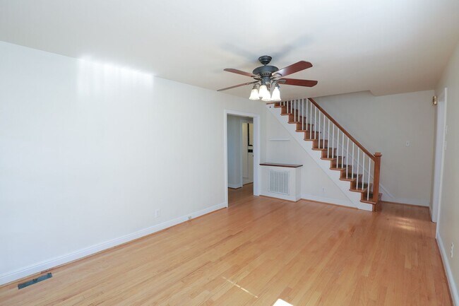 Foto del edificio - -- AVAILABLE NOW! 4 BED 2 BATH HOME IN POPULAR LAKESIDE --