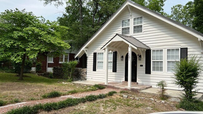 Building Photo - Newly Renovated Home In Glenview Historic ...