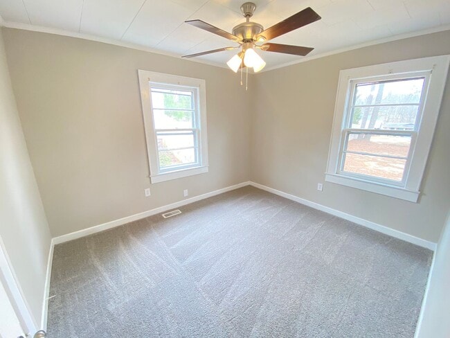 Foto del edificio - Fully Renovated 2nd/1ba Duplex off Rainbow...