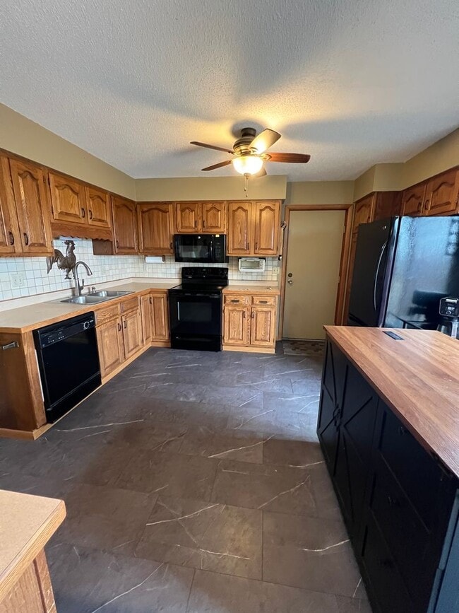 Foto del edificio - 2607 W 12th Street - Available May 8th - Short Term Rental Through October