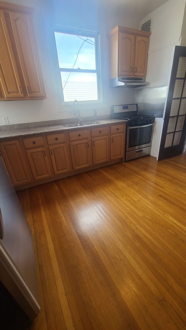 Building Photo - Really nice classic Apt in trendy Mission....